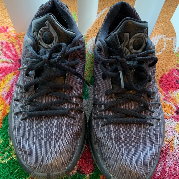 Nike Black Lebrons Size 4Y Unisex - Picture 5 of 9